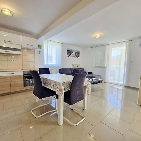 شقة In Mit Eigenem Balkon By Interhome باشْكا