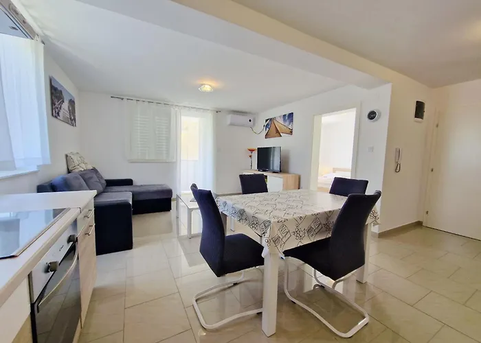 In Mit Eigenem Balkon By Interhome باشْكا