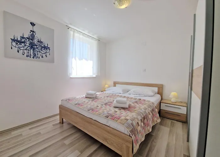 In Mit Eigenem Balkon By Interhome باشْكا